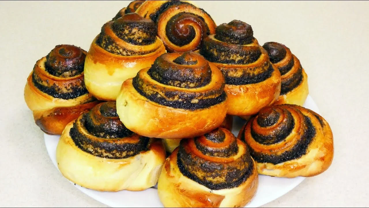 Миниатюра Сдоба "Марсельская" с маком и клубникой